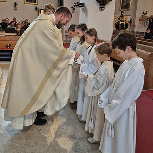 Kreuz und Ausweis als Symbol, dass sie dazugehören