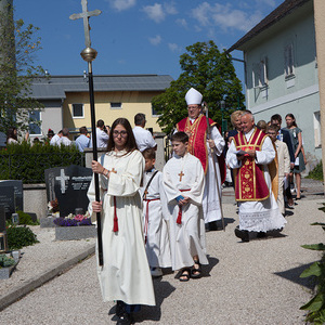 Einzug Ministranten + Abt mit Pfarrer