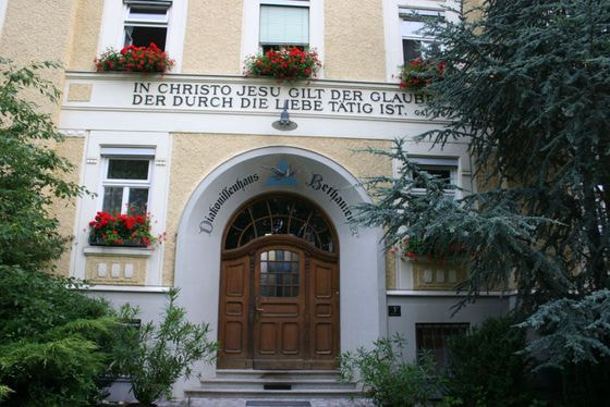 Diakonissenhaus Portal Altbau