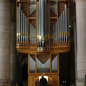 Domorganist Wolfgang Kreuzhuber an der Chororgel