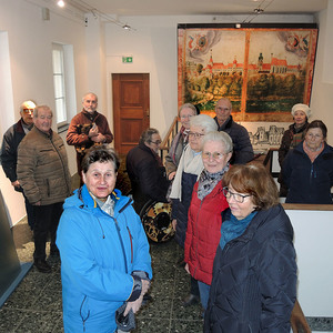 Begeisterte Zuhörer bei der Führung durch die Räumlichkeiten mit den wunderschönen romanischen Fresken