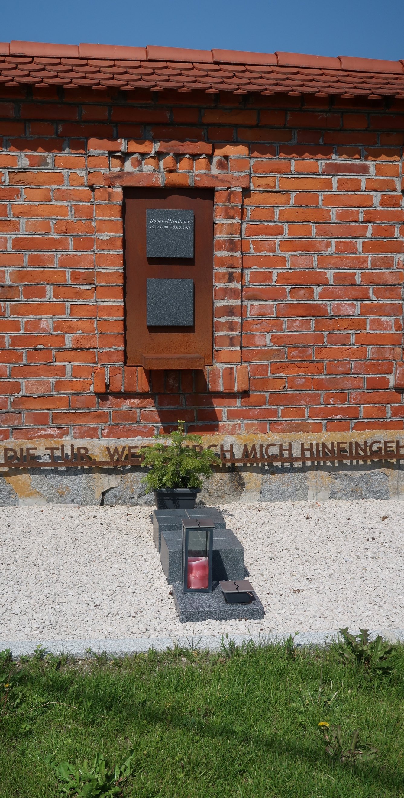 Urnenerdbestattungsort, Andreas Sagmeister, 2018