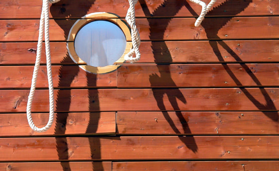 Begrüßend ein gemeinsames Band erleben. 