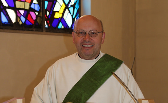 Diakon Peter Schwarzenbacher am Ambo.