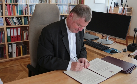 Am Gedenktag des hl. Florian unterzeichnete Bischof Manfred Scheuer die Gesetzestexte.