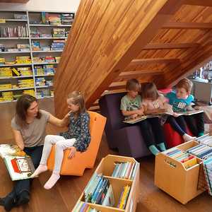 Kindergarten- und Volksschulkinder zu Besuch in der Bücherei