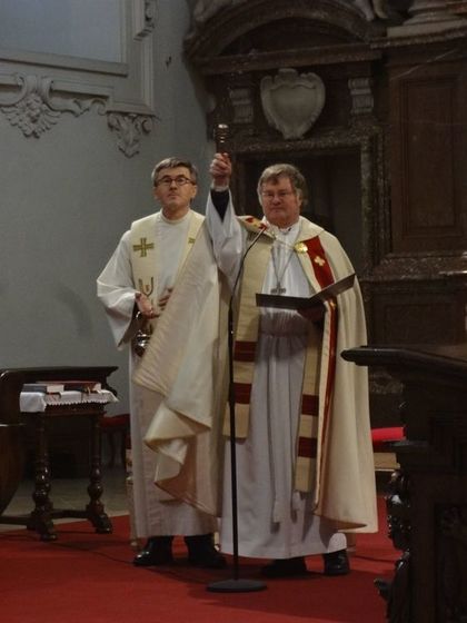 Bischof Manfred Scheuer bei der Segnung, links Kirchenrektor P. Peter Gangl SJ                   