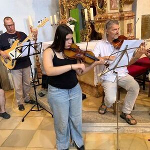 ... bilden das Familiengottesdienst-Orchester.