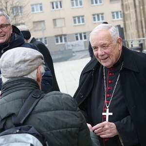 Gratulation zum 85. Geburtstag von Bischof em. Maximilian Aichern auf dem Linzer Domplatz