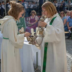 Feld-Festgottesdienst anlässlich des Musi-Spektakels der Stadtkapelle KirchdorfBild: Pastoralassistentin Bernadette Hackl beim Gottesdienst im StadtzentrumFoto Jack Haijes