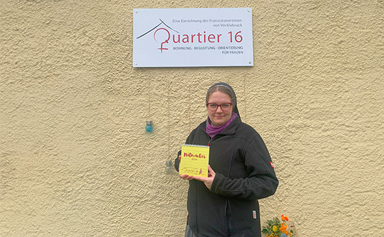 Quartier-16-Hausleiterin Sr. Ida Vorel mit dem Mutmacher-Kalender 2024