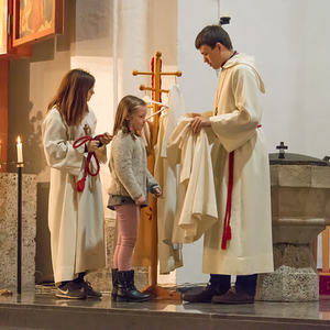 Neue Ministranten in der Pfarre Kirchdorf/KremsAm Christkönigssonntag steht der Gottesdienst in Kirchdorf/Krems ganz im Zeichen der Ministrantinnen und Ministranten. Die beiden Leiter Jakob und Samuel Haijes haben dabei auf kindgerechte Elemente bes