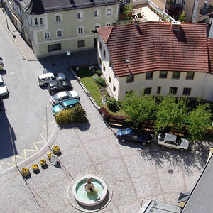 Ein wunderbarer Blick auf den Kirchenplatz mit dem Martinsbrunnen.