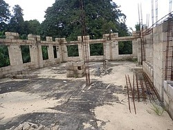 Hier sieht man noch den Zustand der Schule im Allgemeinen und  die nicht vorhandene Dachkonstruktion.