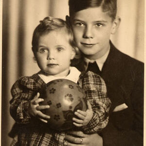 Mit der jüngeren Schwester Edeltraud, um 1945