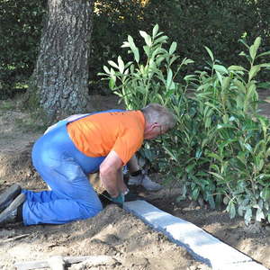 Die Einfriedungsarbeiten bei den Sträuchern