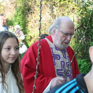 Palmweihe vor der Kirche