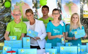 Nikola Auer (ea. Vorsitzende Aktion Leben OÖ) und Jugendliche mit Überraschungspackerln