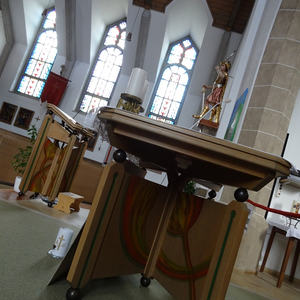 Der Altar und das Ambo in der Nußdorfer Kirche...