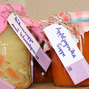 Suppe in Gläser füllen für den Familienfasttag