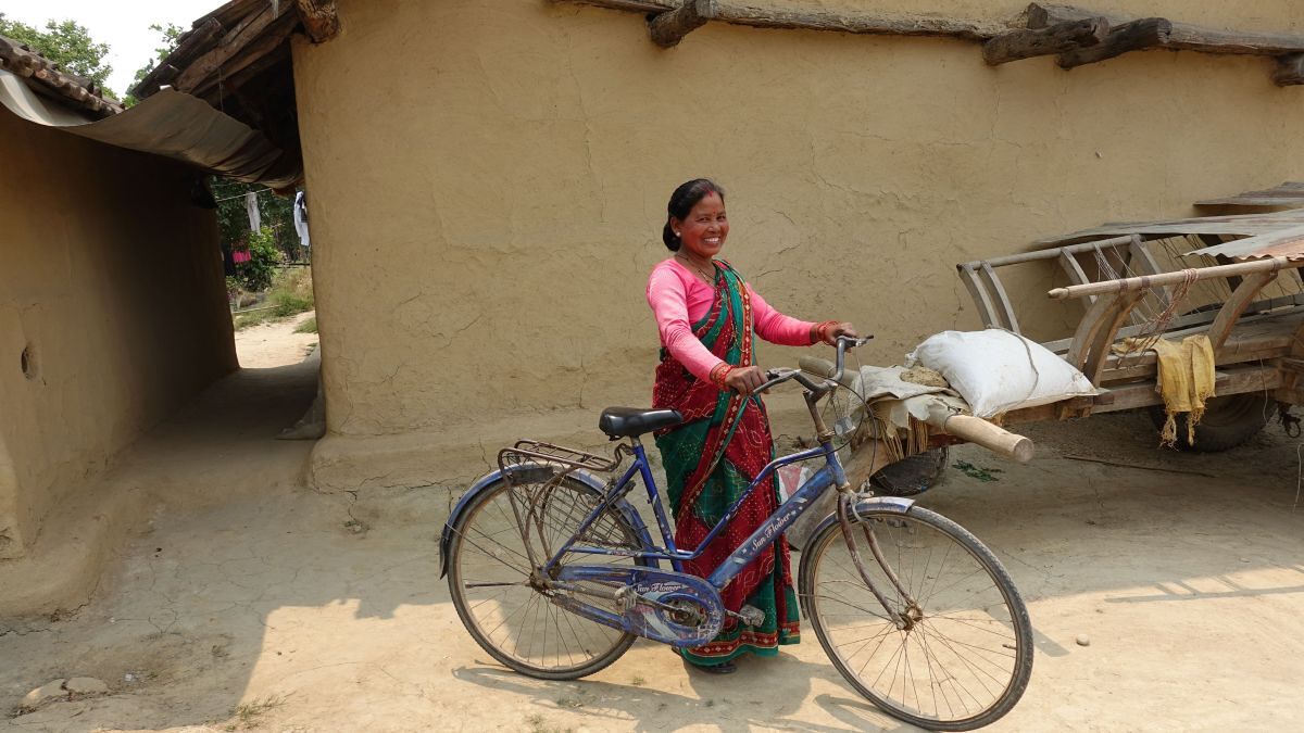 Frau mit Fahrrad in Nepal