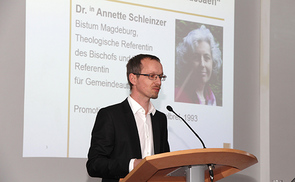 Mag. Reinhard Wimmer trug stellvertretend für Dr.in Annette Schleinzer den Impulsvortrag zu Madeleine Delbrêl vor.