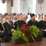 Publikum mit (v.l.) Innsbrucks Diözesanbischof Dr. Manfred Scheuer, Superintendent Dr. Gerold Lehner, Generalvikar DDr. Severin Lederhilger, Bischof Andrej Ćilerdžić, Abt des Stiftes Kremsmünster Ambros Ebhart