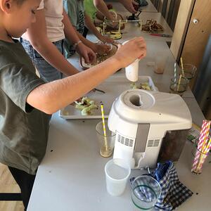 Kinder feiern Erntedank