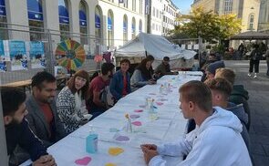 Langer Tag der Flucht mit langer Tafel am Linzer Hauptplatz
