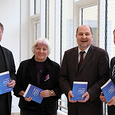 V. l.: Diözesanbischof Dr. Manfred Scheuer, Oberkirchenrätin i. R. Dr.in Hannelore Reiner, Superintendent Dr. Gerold Lehner und KU-Rektor Univ.-Prof. Dr. Franz Gruber mit dem gedruckten 'Gemeinsamen Wort'. 