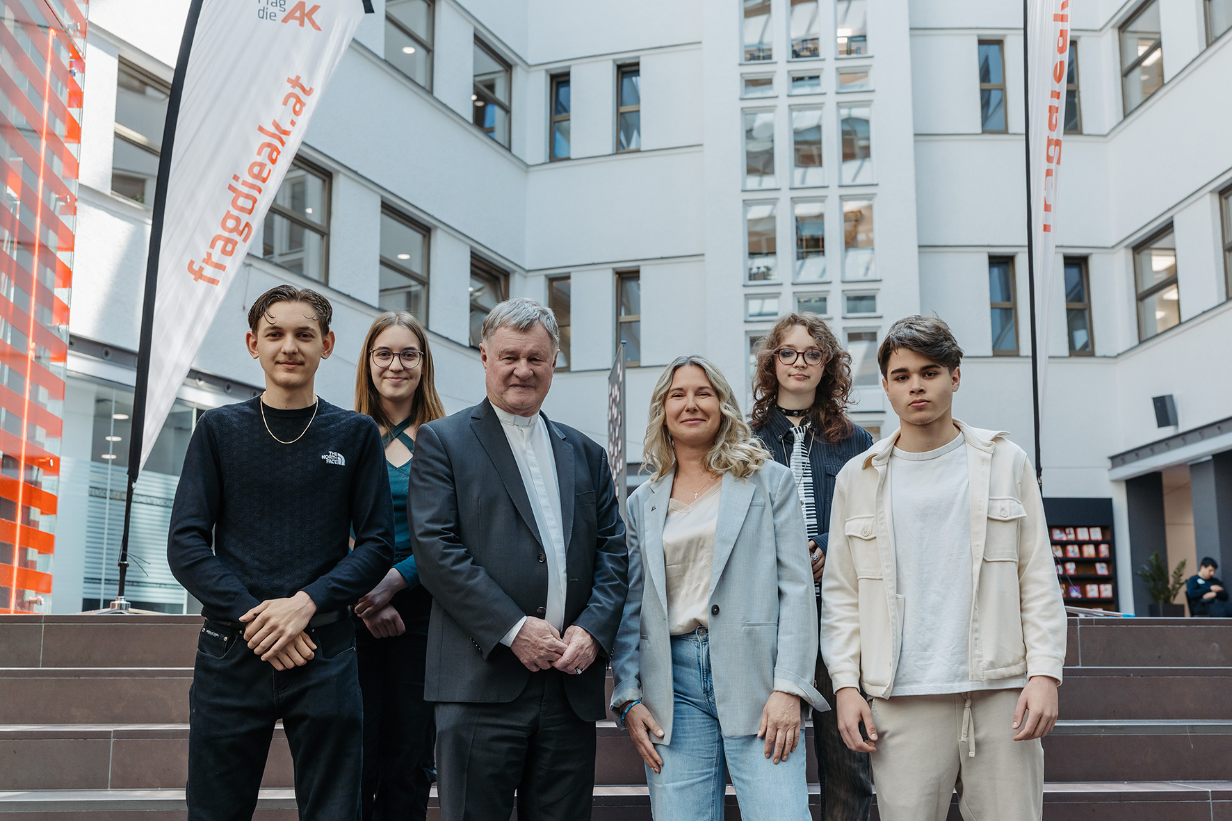 Bischof Manfred Scheuer und Vizepräsidentin der AK OÖ Sandra Jurekovic mit Jugendlichen; Jugend im Dialog 2026