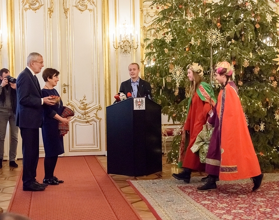 Die SternsingerInnen brachten symbolträchtige Geschenke.