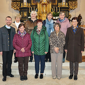  Foto v.l.n.r: Pf. Christoph Buchinger, Elli Kienberger, Martina Doppler, Annemarie Ablinger, Margit Scherndl, Hedi Spindler, Karoline Berghammer, Greti Niedermayr, Christina Krenn