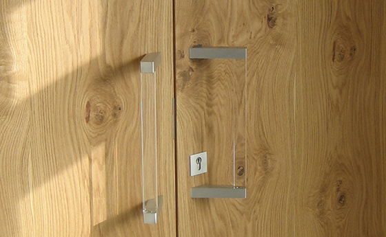 Massive Eiche in der Pfarrkirche Pennewang / Pfarre Pennewang Neugestaltete Massivholztür durch die Künstlerin Mary Fernety-Herndler