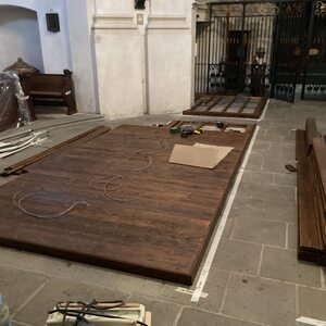 Ein Holzpodest wird errichtet