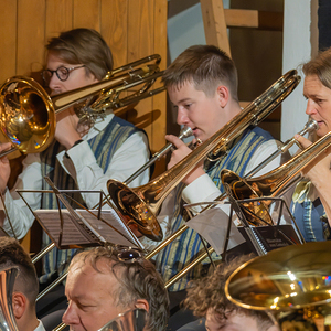 Fronleichnam Pfarre Kirchdorf an der KremsBild: Stadtkapelle Kirchdorf an der Krems spielt beim Gottesdienst und Prozession