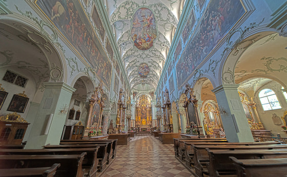 Kirche des Stifts St. Peter (Link zum Foto: https://commons.wikimedia.org/wiki/File:St_Peters_Church_(HDR)_(8408439900).jpg?uselang=de). 