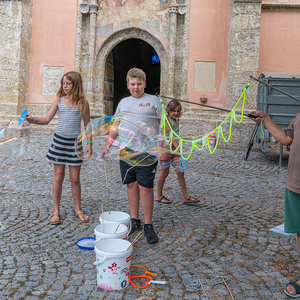Platz vor der Kirche wurde zur Spielarena