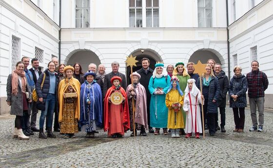Königlicher Besuch aus der Linzer Dompfarre und aus der Pfarrgemeinde Urfahr-Christkönig bei Bischof Manfred Scheuer im Linzer Bischofshof. 
