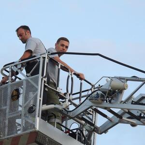 Feuerwehr repariert Kirchendach