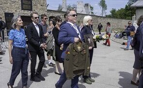 Gedenk- und Befreiungsfeier 2026 in Mauthausen anlässlich der 81. Wiederkehr des KZ Mauthausen. Themenschwerpunkt: 'Täter und Täterinnen im Nationalsozialismus'. Gedenkzug am ehemaligen Appellplatz.
