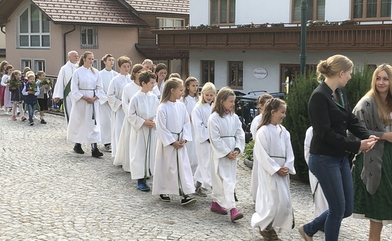 Minis beim Erntedankfest auf dem Weg zur Kirche