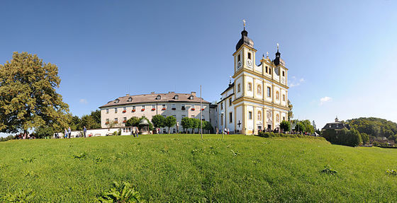 Maria Plain Panorama.jpg (Link zum Bild: https://commons.wikimedia.org/wiki/File%3AMaria_Plain_Panorama.jpg).