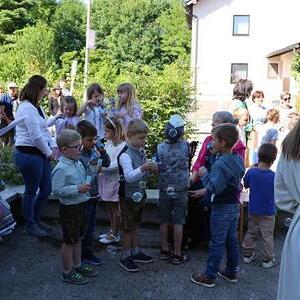 Vor dem Kindergarten: Die Kinder schicken Seifenblasen in den Himmel