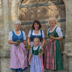 Maria Himmelfahrt  – Feier der Aufnahme Maria in den HimmelFrauen und Männer der Trachtengruppe Kirchdorf an der Krems brachten Kräuterbüscherl zum Gottesdienst, die von Pfarrer Pater Severin Kranabitl gesegnet und nach der Messe verteilt wurden.Fo