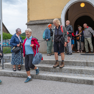Wallfahrer bei der Kirche
