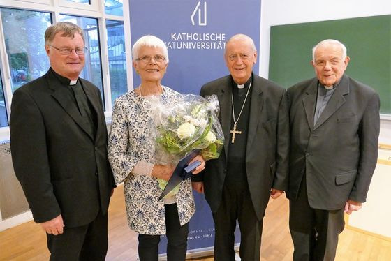 Drei Bischöfe gratulierten zur Auszeichnung (v. l.): Diözesanbischof Dr. Manfred Scheuer, Ehrendoktorin Mag.a Dr.in Erna Putz, Bischof em. Dr. Ludwig Schwarz SDB, Bischof em. Dr. hc. Maximilian Aichern OSB.