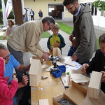 Väter und Kinder beim Basteln