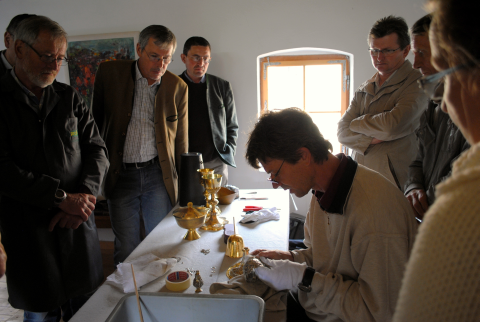 Restaurator Stephan Rudolph reinigt einen zerlegten Kelch. © Kunstreferat