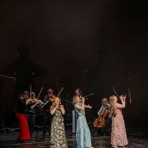 Die Poxrucker Sisters: Stefanie, Christina und Magdalena (v.l.) mit dem Frauenstreichquartett des Brucknerorchesters